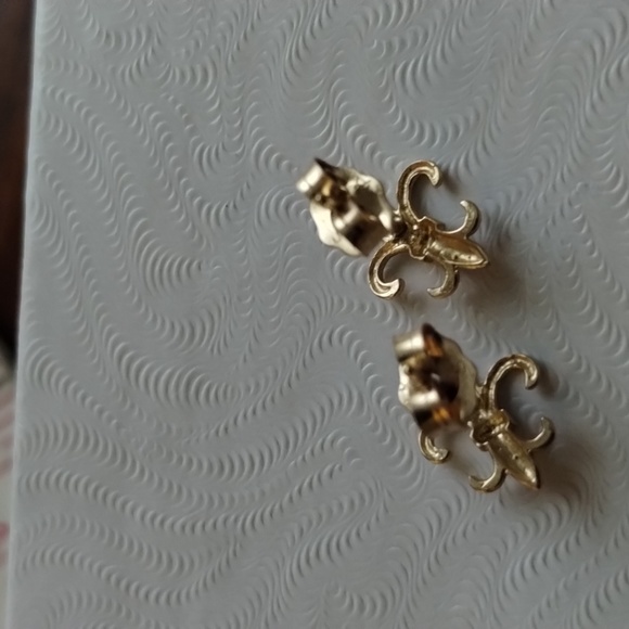 14k Fleur de lis Studs - Picture 9 of 9